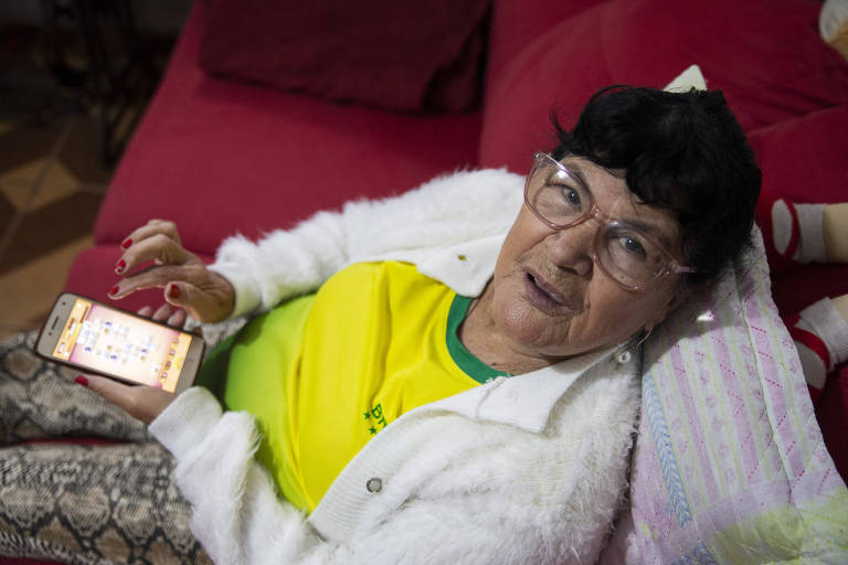Margarida Maria Tesser, 73 anos, que joga um joguinho no celular depois que termina os afazeres da casa