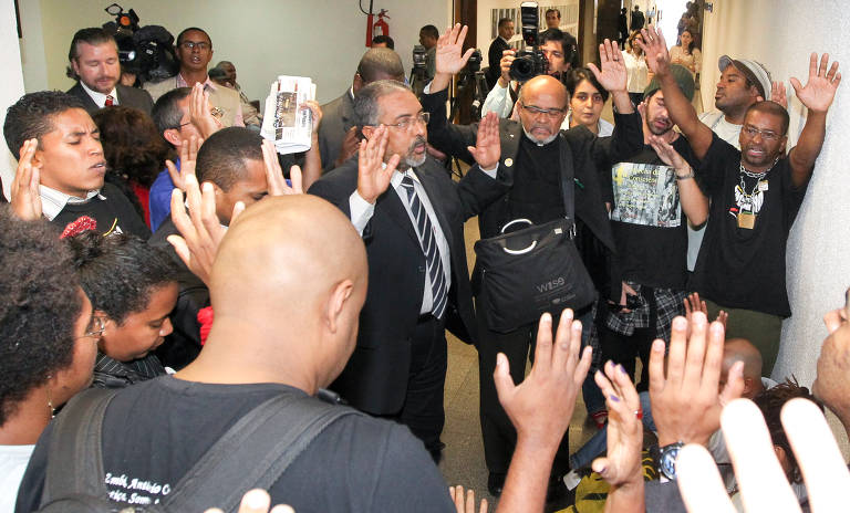 Senador Paulo Paim (PT-RS) reza com representantes de várias entidades que faziam protesto pedindo a colocação das cotas na pauta de votacao da CCJ (Comissão de Constituição e Justiça) do Senado Federal, que votava ICMS dos estados em 2012