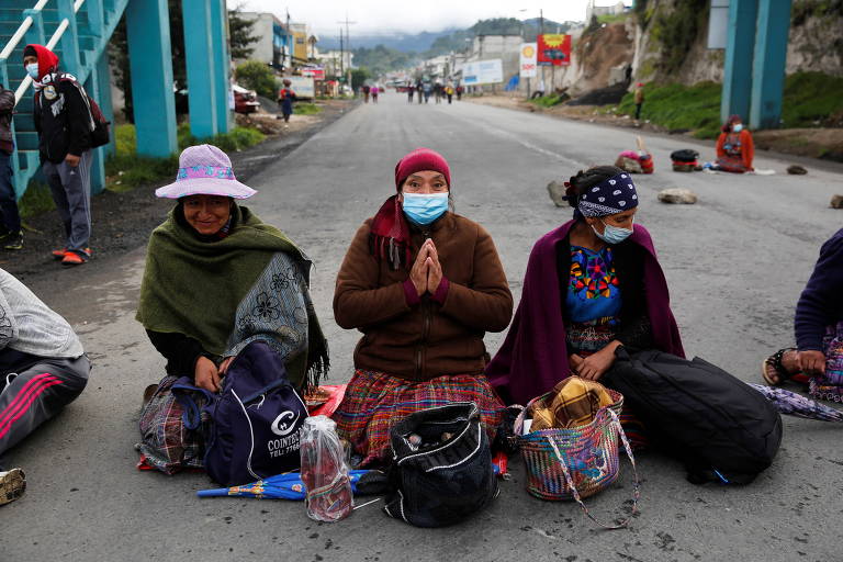Mulheres indígenas bloqueiam estrada durante protesto pela renúncia do presidente Alejandro Giammattei