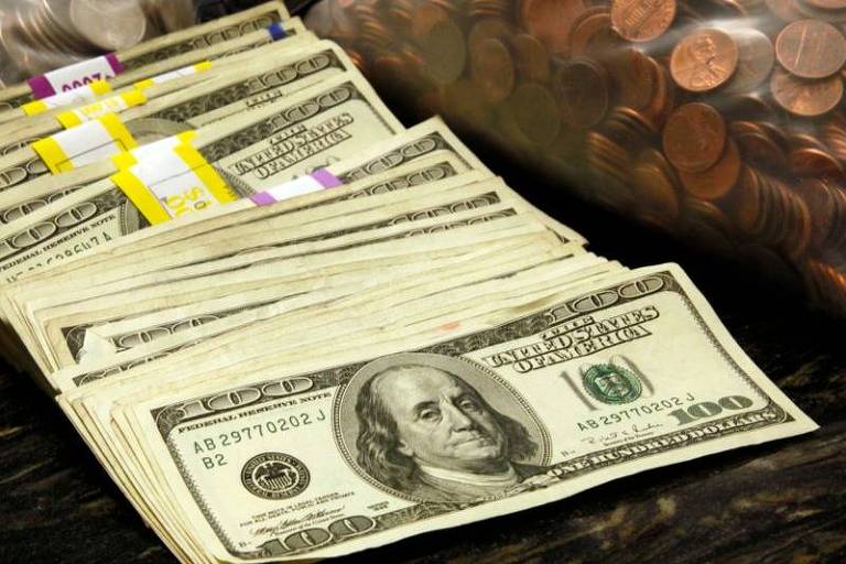 Cédulas e moedas de dólares em cofre em um banco nos EUA
