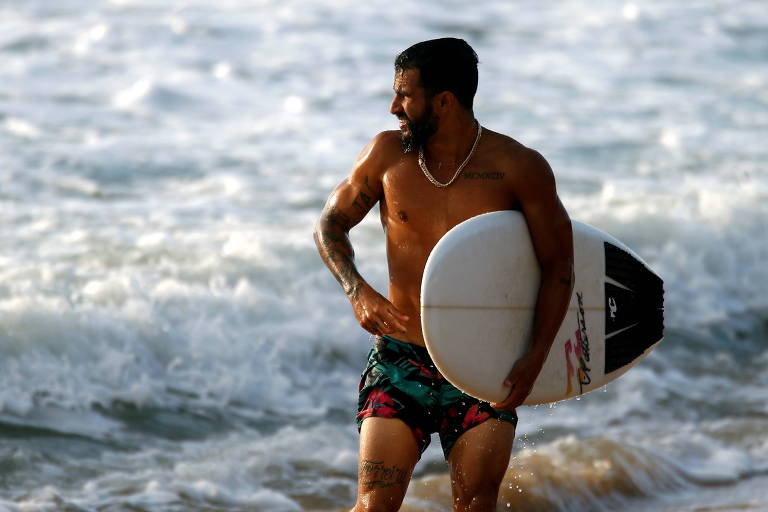 Ítalo Ferreira, medalhista de ouro na Olimpíada de Tóquio, após surfar em Baía Formosa (RN)