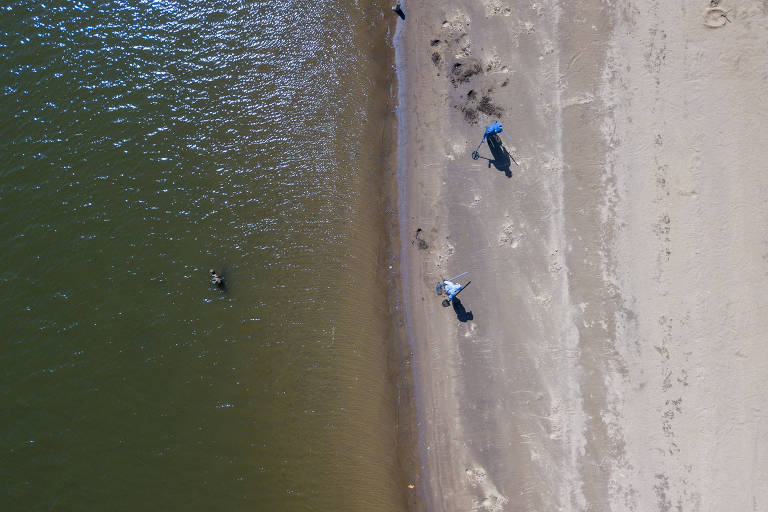IBIÚNA, SP - 30.07.2021 - Represa de Itupararanga, que abastece 80% das residências de Sorocaba (SP), com níveis baixos de água. Cidades do interior de SP adotam racionamento diante de baixa nos reservatórios. O nível atual é o mesmo registrado em outubro de 2014, quando o Brasil viveu uma crise hídrica. Agora, a previsão é que ocorra a pior seca dos últimos 91 anos.  (Foto: Danilo Verpa/Folhapress)