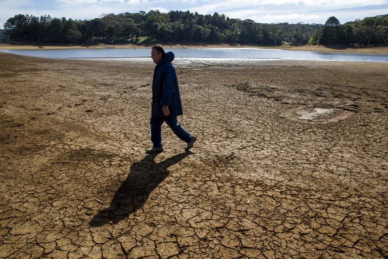IBIÚNA, SP - 30.07.2021 - Represa de Itupararanga, que abastece 80% das residências de Sorocaba (SP), com níveis baixos de água. Cidades do interior de SP adotam racionamento diante de baixa nos reservatórios. O nível atual é o mesmo registrado em outubro de 2014, quando o Brasil viveu uma crise hídrica. Agora, a previsão é que ocorra a pior seca dos últimos 91 anos.  (Foto: Danilo Verpa/Folhapress)