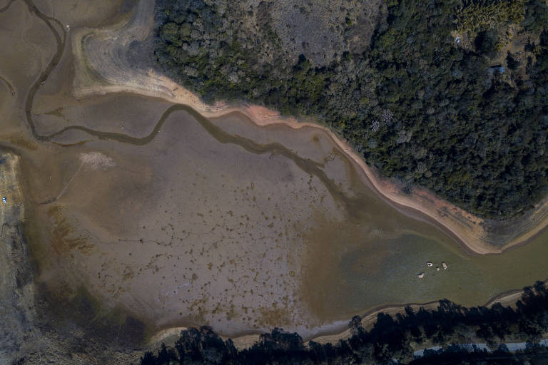 IBIÚNA, SP - 30.07.2021 - Represa de Itupararanga, que abastece 80% das residências de Sorocaba (SP), com níveis baixos de água. Cidades do interior de SP adotam racionamento diante de baixa nos reservatórios. O nível atual é o mesmo registrado em outubro de 2014, quando o Brasil viveu uma crise hídrica. Agora, a previsão é que ocorra a pior seca dos últimos 91 anos. (Foto: Danilo Verpa/Folhapress)