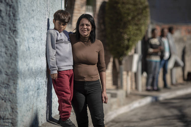 Sem ter sido informada de como será o revezamento de turmas, a faxineira Ivaneide Nascimento, 47, não sabe quem vai cuidar do filho João Vitor, 6, quando ela estiver trabalhando