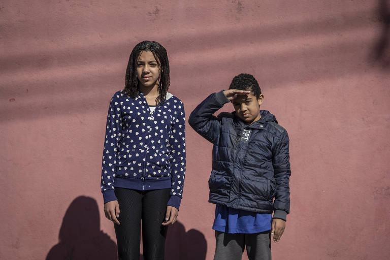 Os irmãos Isabella, 11, e Eduardo, 7, vão continuar estudando em casa. A família teme ser contaminada pela Covid-19


