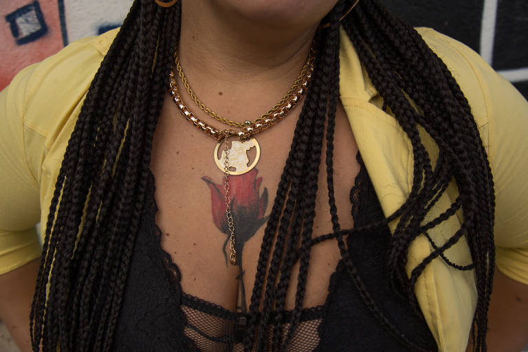 Fabiana tem uma tatuagem igual à capa do livro que escreveu sobre sua história; hoje ela é escritora e diretora de cinema