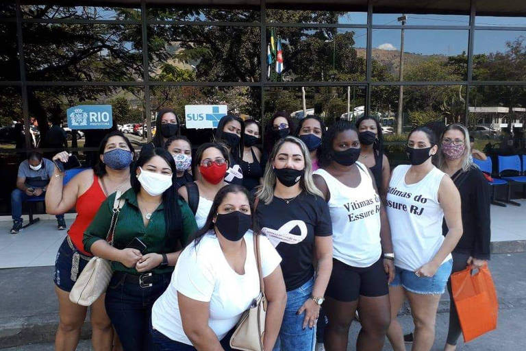 Mulheres que relatam danos causados pelo contraceptivo Essure fazem protesto em frente a hospital no Rio de Janeiro