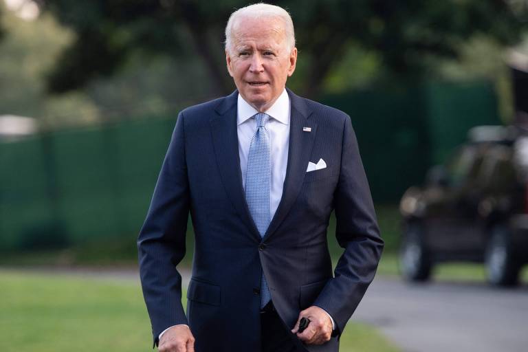 Presidente americano, Joe Biden, caminha no gramado da Casa Branca em 29 de julho.  