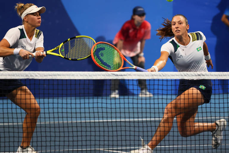 Luisa Stefani sofre lesão e abandona semi do US Open em cadeira de rodas