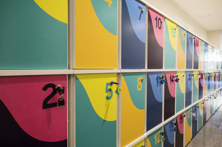 Lockers para funcionários guardarem seus pertences estão distribuídos em todos os andares da nova sede da empresa, remodelada para o trabalho híbrido.