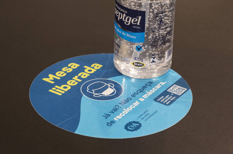 Detalhe de mesa do refeitório para funcionários da C&A: limite é de até duas pessoas por mesa. Funcionário recebe embalagem para armazenar máscara durante a refeição