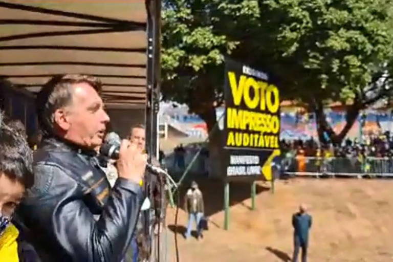 O presidente Jair Bolsonaro discursa para apoiadores após motociata em Presidente Prudente (SP) neste sábado (31)
