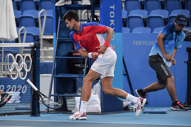 O sérvio Novak Djokovic destrói a sua raquete ao arremessá-la na quadra