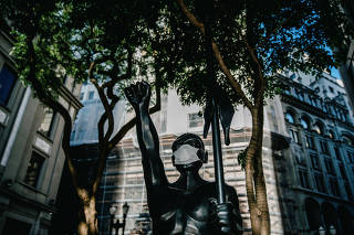 Monumento a Zumbi dos Palmares com máscara contra a covid