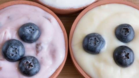 O iogurte natural é um exemplo de alimento que traz bactérias boas, que ajudam a regular o microbioma