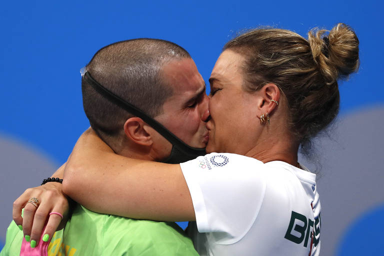 Bruno Fratus beija sua esposa e treinadora, Michelle Lenhard, também nadadora olímpica