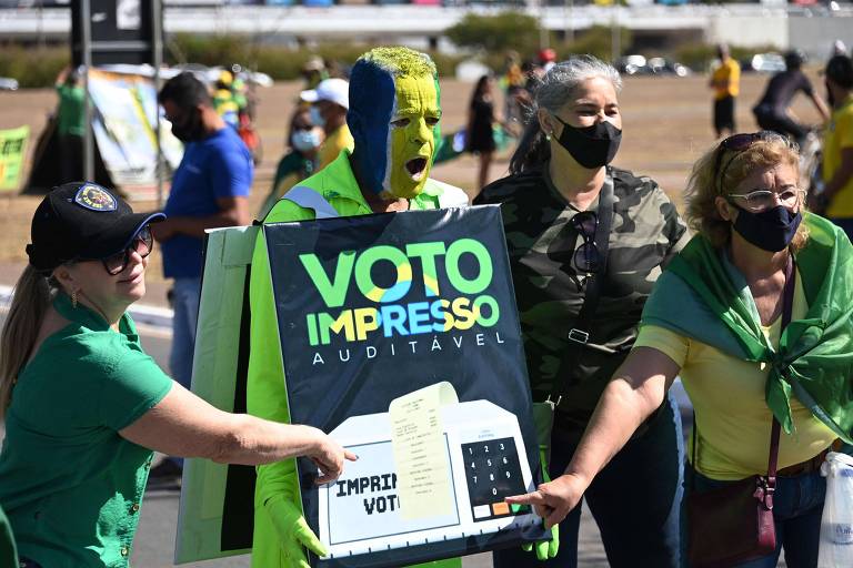 Bolsonaristas fazem atos pelo país em defesa do voto impresso