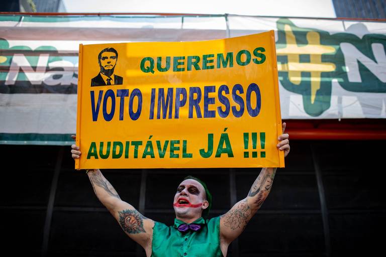 Aos embaixadores, Bolsonaro voltou a dizer que as urnas eletrônicas, em 2018, completavam automaticamente os votos; o TSE já desmentiu a informação após peritos encontrarem cortes no vídeo citado pelo então presidente, que confirmam que houve montagem