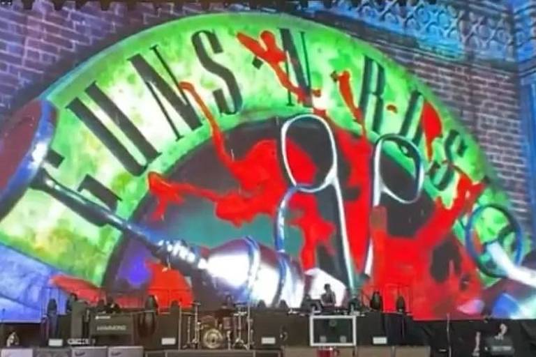 Vídeo gravado por fã mostra telão do show do Guns 'n' Roses mostrando uma vacina