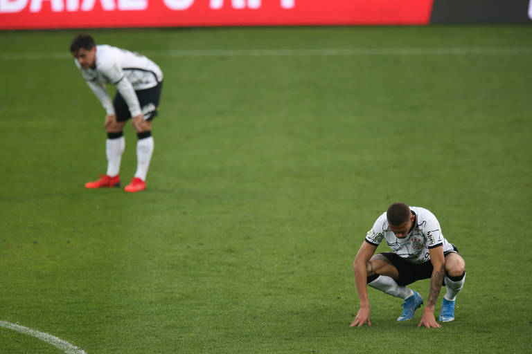 O zagueiro João Victor (à frente) e o lateral Fagner lamentam a derrota do Corinthians para o Flamengo