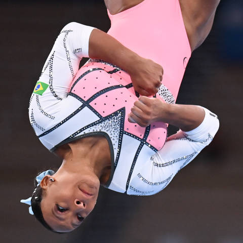 (210801) -- TOKIO, 1 agosto, 2021 (Xinhua) -- Rebeca Andrade, de Brasil, compite durante la final de salto de potro femenino de gimnasia artística, en los Juegos Olímpicos de Tokio 2020, en Tokio, Japón, el 1 de agosto de 2021. (Xinhua/Cheng Min) (ah) (ce)