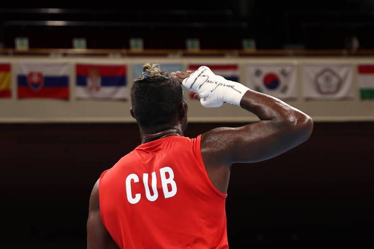 O boxeador cubano Julio Cesar La Cruz comemora após vencer luta contra espanhol nos Jogos Olímpicos de Tóquio-2020