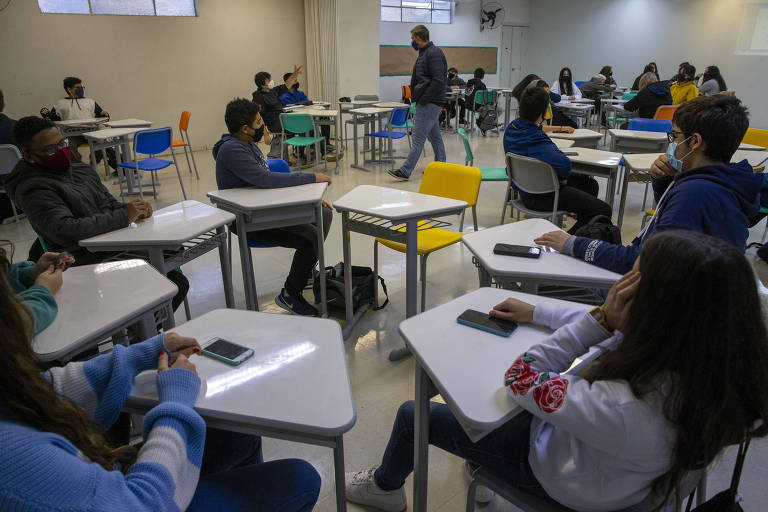 Alunos na escola Luminova, na Barra Funda, zona oeste de São Paulo (SP)