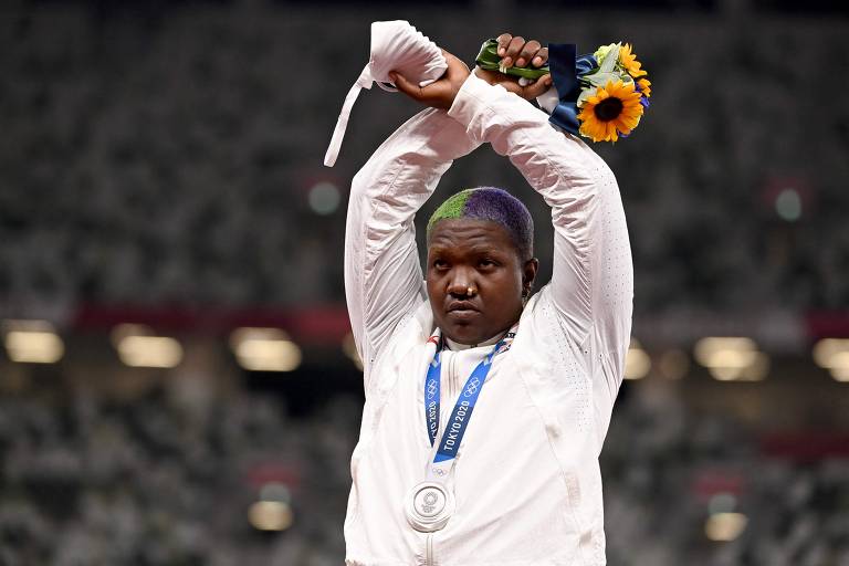 Atleta americana do arremesso do peso, Raven Saunders, 25, faz símbolo de protesto contra a opressão; ela ficou com a medalha da prata nos Jogos de Tóquio-2020