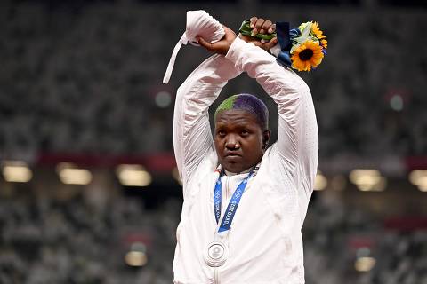 TOPSHOT - Second-placed USA's Raven Saunders gestures on the podium with her silver medal after competing the women's shot put event during the Tokyo 2020 Olympic Games at the Olympic Stadium in Tokyo on August 1, 2021. (Photo by Ina FASSBENDER / AFP)