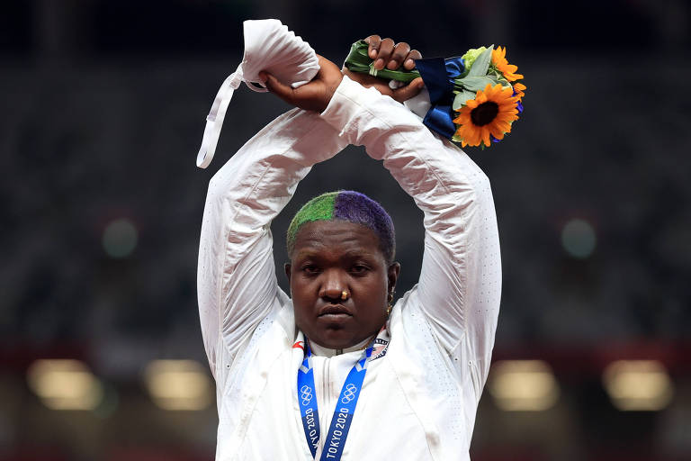 Raven Saunders protesta após receber a medalha de prata no arremesso do peso nos Jogos de Tóquio-2020