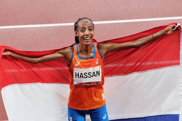 Sifan Hassan comemora medalha de ouro nos 5000 m feminino no Estádio Olímpico de Tóquio