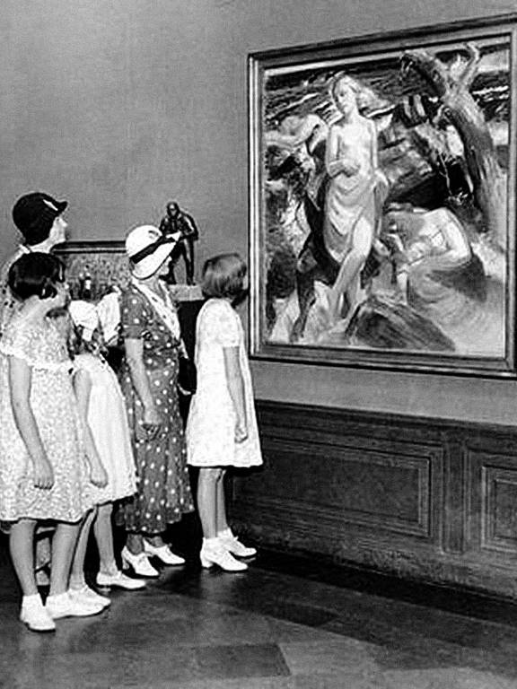 Público vê o quadro 'At the Seaside of Arild', do artista David Wallin, que ganhou medalha de ouro nas Olimpíadas de Los Angeles-1932 na competição artística de pintura