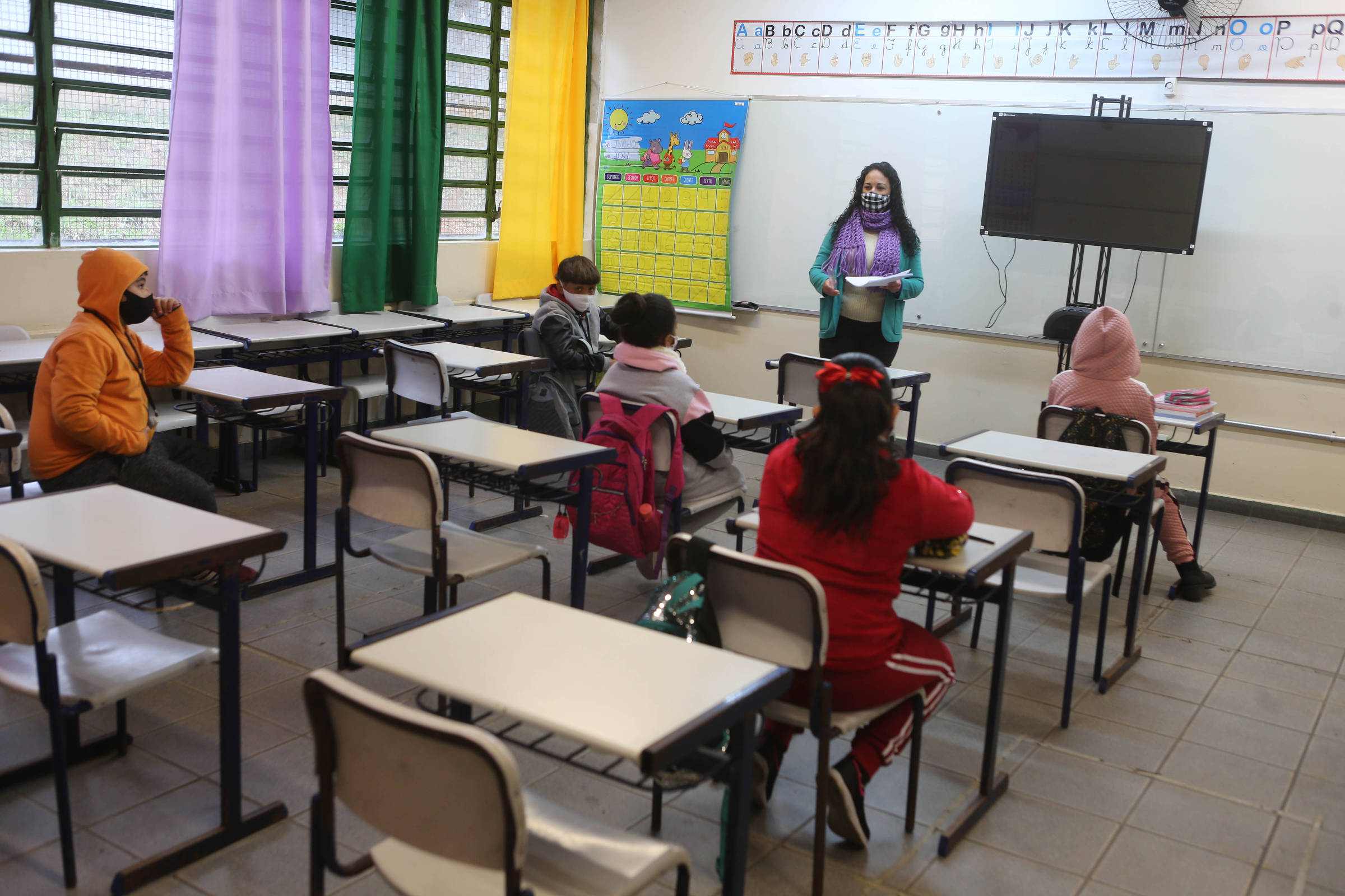 Em sala de aula, estudantes participam de um bate-papo em inglês