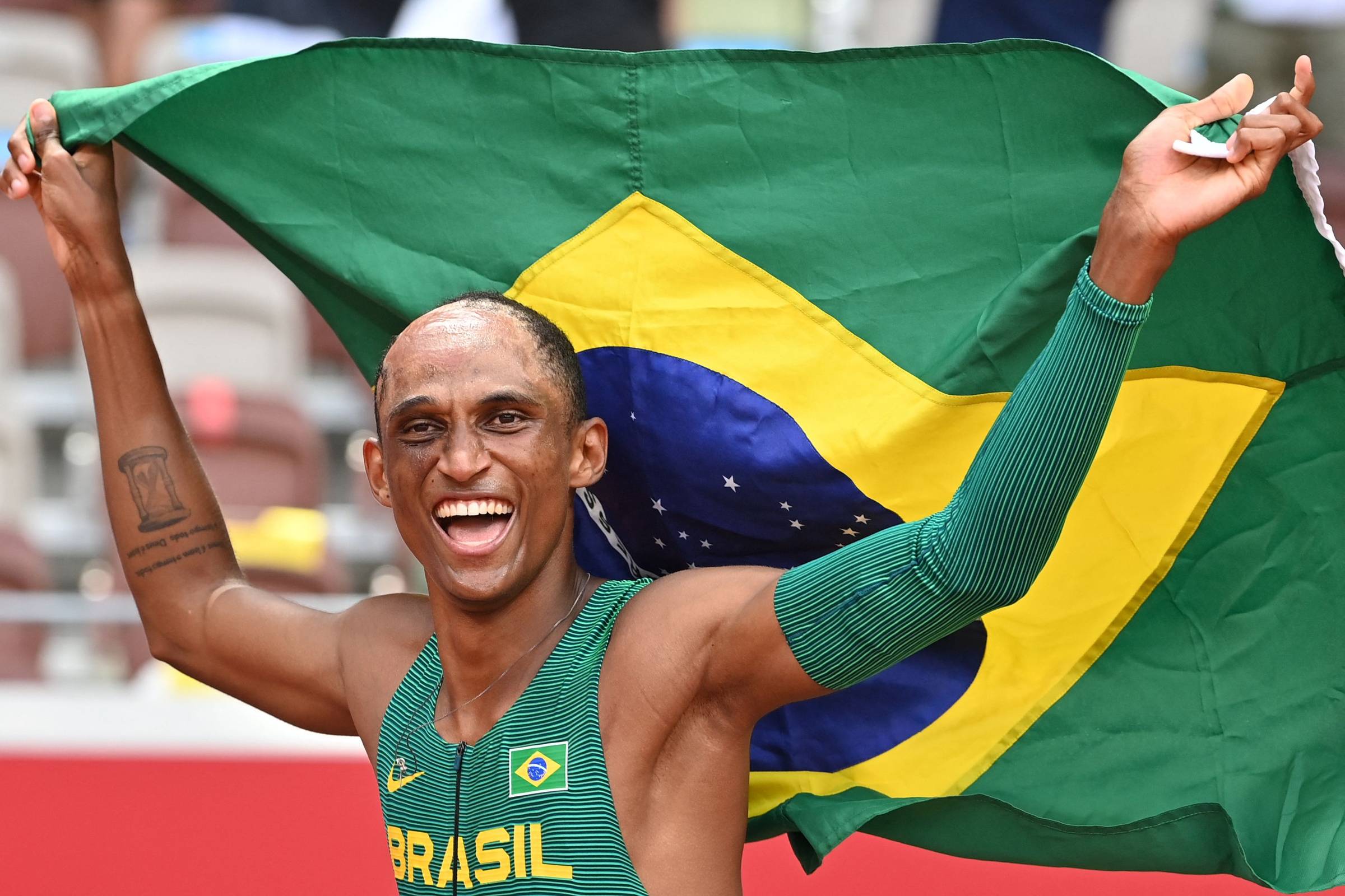 Brasil conquista o ouro no Triatlo masculino nos metros finais; feminino  fica sem medalha - Surto Olímpico