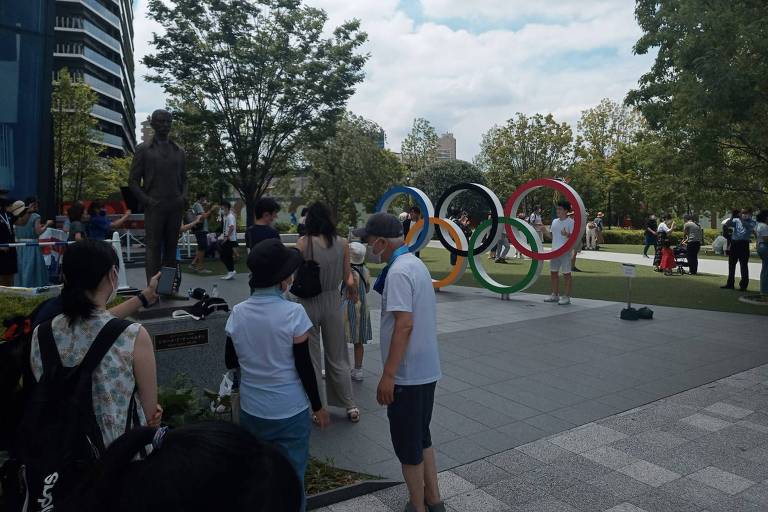 Japoneses fazem fila para tirar foto com aros olímpicos em Tóquio