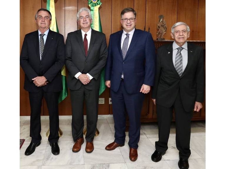 O presidente Jair Bolsonaro, o diretor da CIA, William Burns, o então embaixador dos EUA, Todd Chapman, e o general Augusto Heleno, no Palácio do Planalto, em 2 de julho de 2021