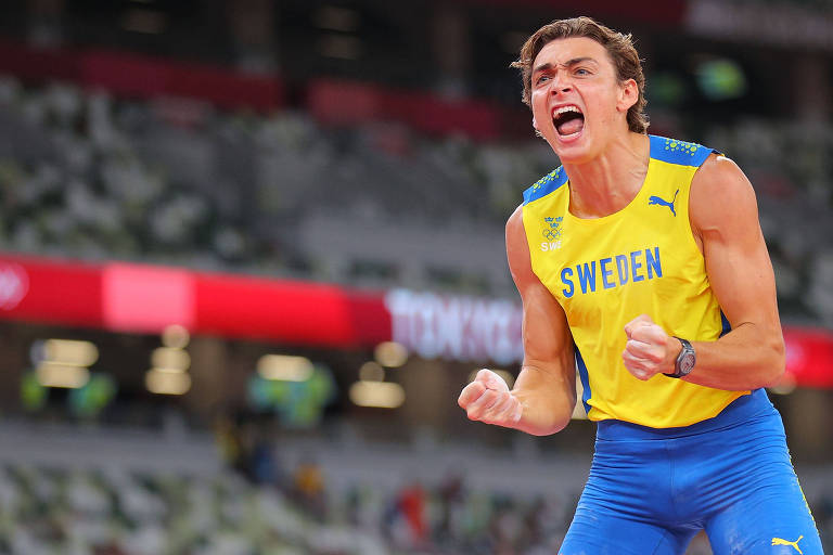 O sueco Armand Duplantis vibra com o ouro conquistado no salto com vara
