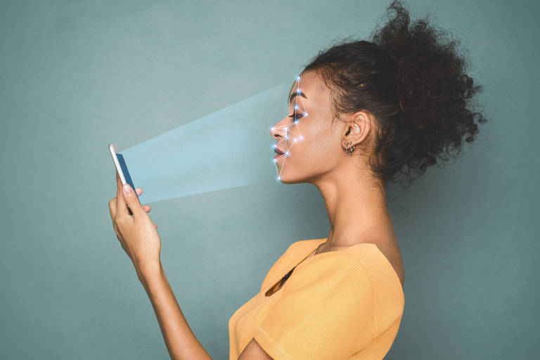Mulher negra de perfil usa reconhecimento facial em celular