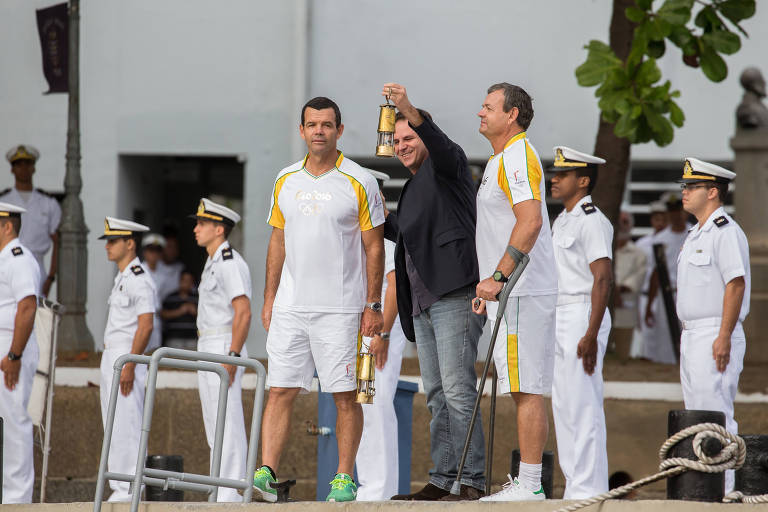 O prefeito do Rio de Janeiro Eduardo Paes recebe a chama olímpica dos irmãos Lars e Torben Grael, nos jogos de 2016