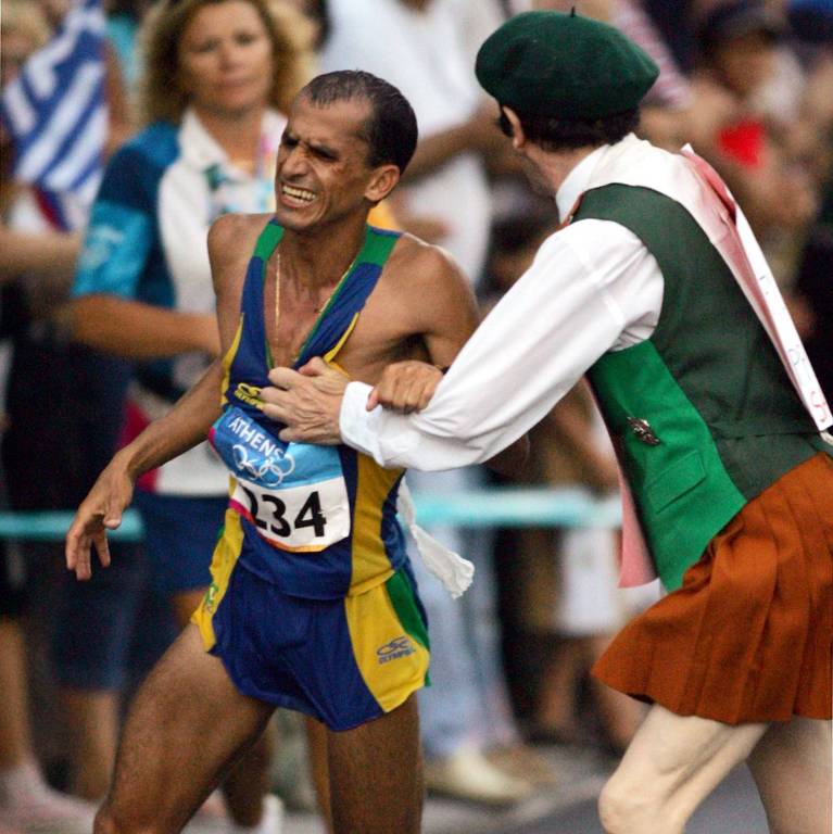 Vanderlei Cordeiro de Lima é agarrado pelo ex-padre Neil Horan quando liderava a maratona; brasileiro foi o terceiro e ganhou a medalha Barão de Coubertin pelo espírito olímpico
