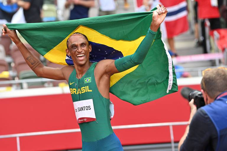 Alison dos Santos comemora o terceiro lugar nos 400 m com barreiras nos Jogos de Tóquio
