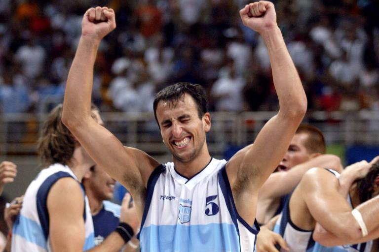 Argentino Manu Ginóbili festeja o título da Argentina após vitória sobre a Itália na final do basquete dos Jogos de Atenas-2004