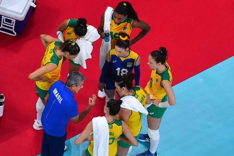Técnico Zé Roberto conversa com as jogadoras brasileiras durante uma parada na vitória sobre o Quênia, a última partida da fase de grupos