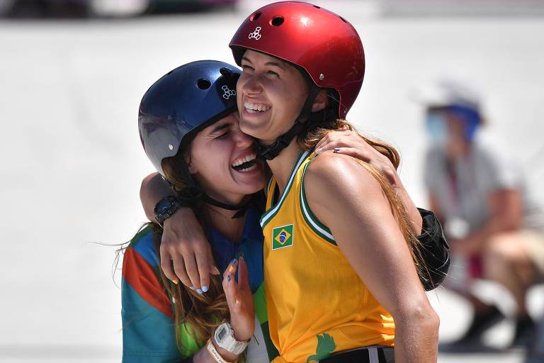 Yndiara Asp e Dora Varella se abraçam na pista de skate