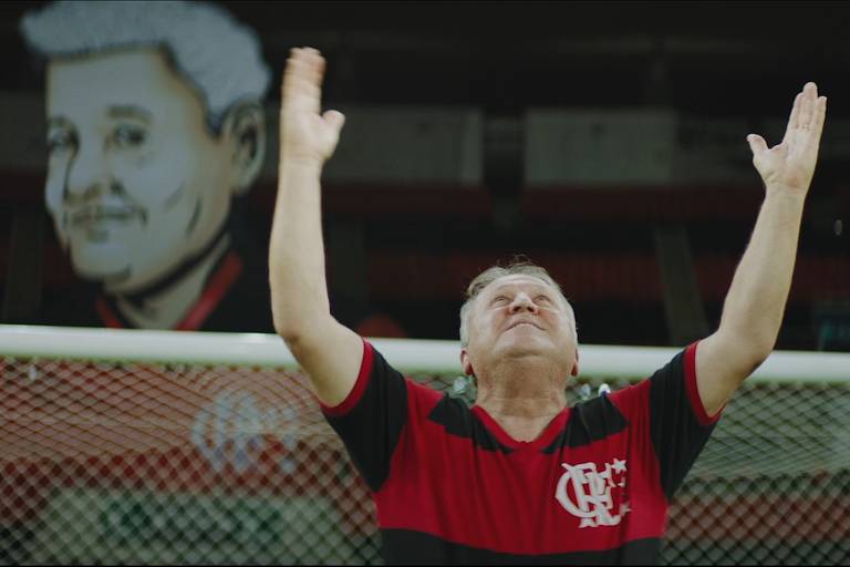 Zico veste a camisa do Flamengo e celebra gol olhando para o céu e mãos para o alto