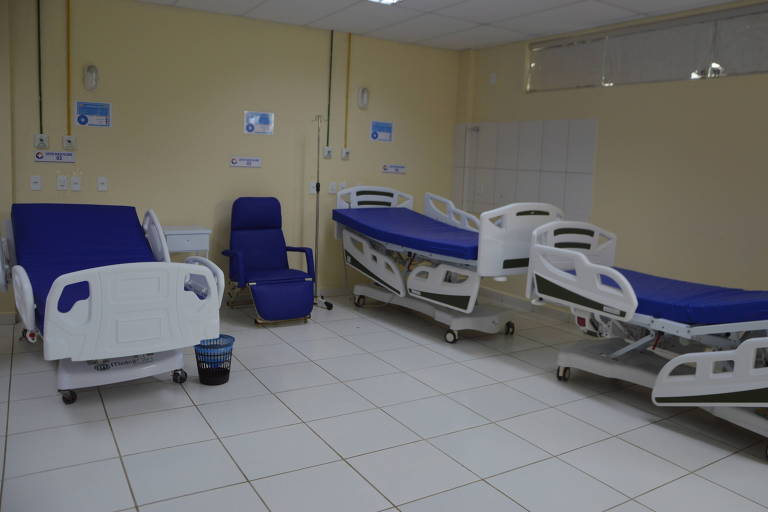 Imagem mostra camas hospitalares vazias, sem pacientes