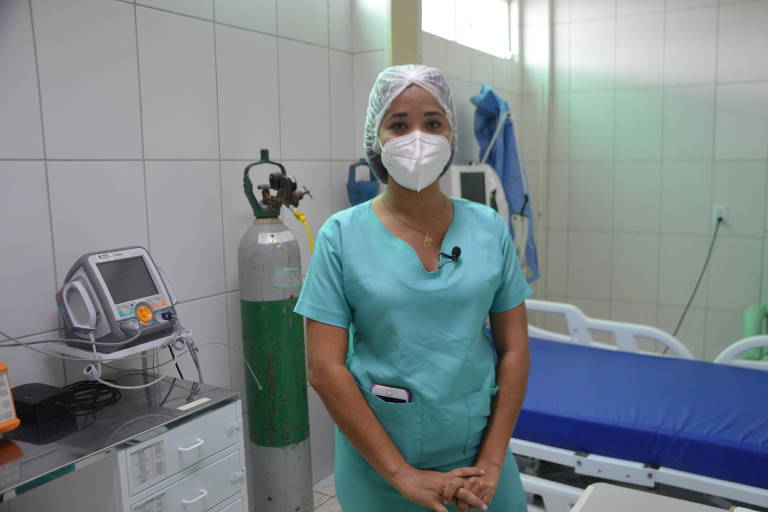 enfermeira com touca, máscara e roupa hospitalar em hospital