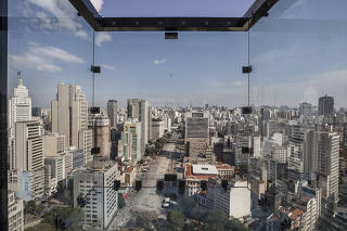 Novo mirante de vidro (o Sampa Sky)  a 150 metros de altura, no 42¼ andar do edificio Mirante do Vale que abrira ao publico dia 08 agosto.  Vista do deque de vidro para o Vale do Anhangabau (zona sul de SP)