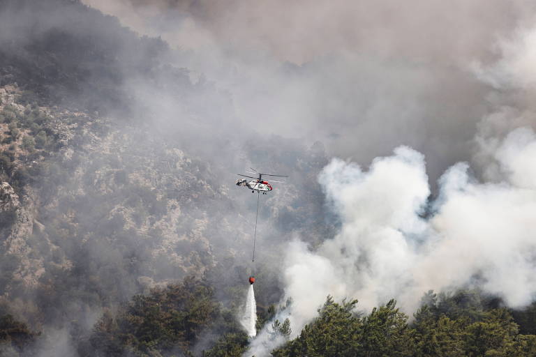 Erdogan fala em piores incêndios florestais da Turquia, e número de mortos sobe para 8